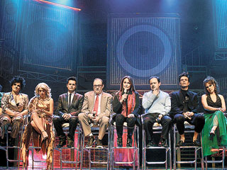 Daniela Romo comparti el escenario con el elenco del musical.